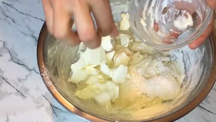 Para cocinar bollos con leche condensada hervida, agregue aceite