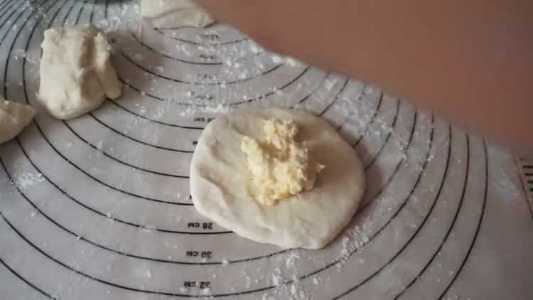 To make buns, put the dough on the filling