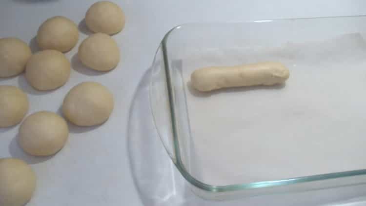 Former la pâte pour faire des pains à hot-dog