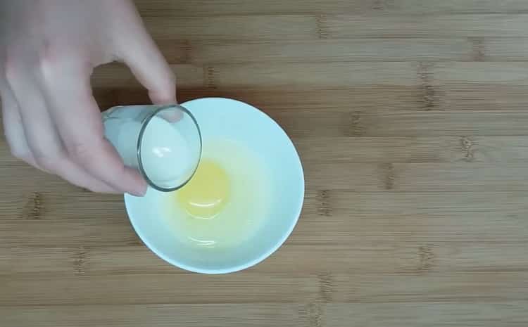 Cómo aprender a cocinar sabrosos bollos de masa de levadura en el horno