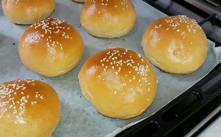 Cooking buns from yeast dough in the oven