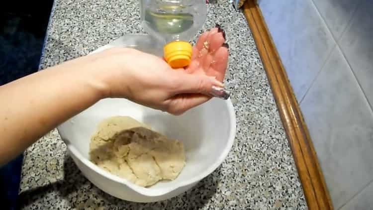 Pour faire des petits pains au lait, pétrir la pâte