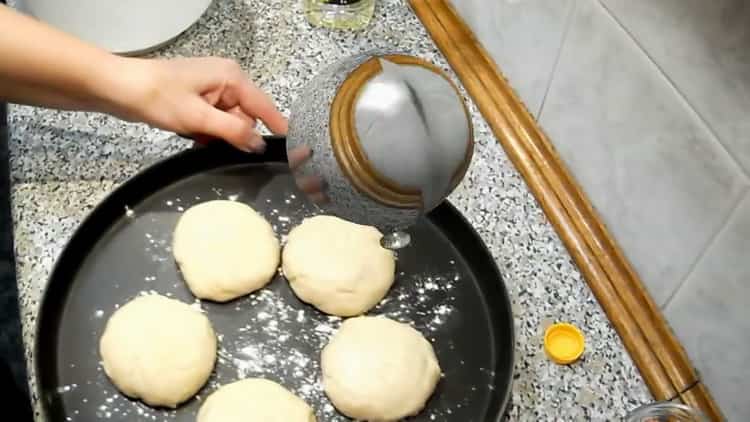 Pour faire des petits pains au lait, préparez une plaque à pâtisserie