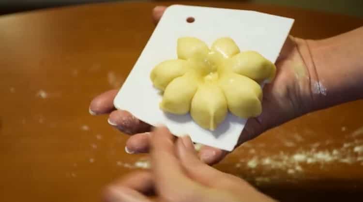 To make buns with jam, place the bun in a baking sheet