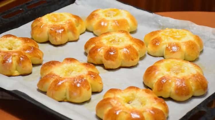 petits pains avec de la confiture prête