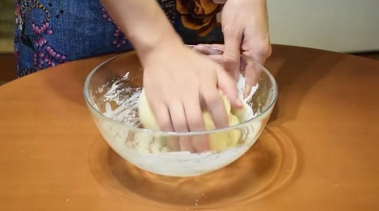 Amasar la masa para hacer bollos de mermelada