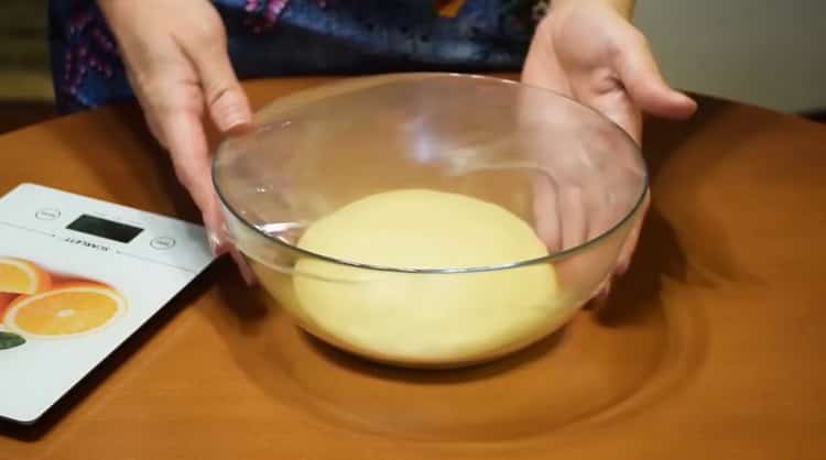 Para hacer bollos con mermelada, prepare la masa