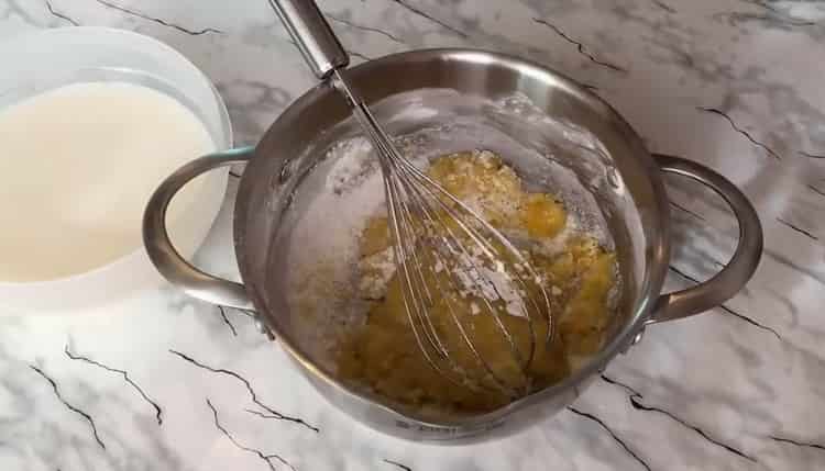 Para preparar los bollos de levadura, mezcle los ingredientes de la crema.