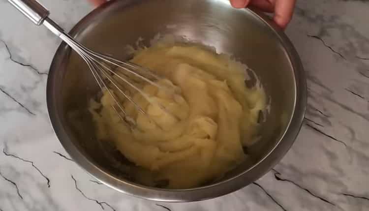 Para preparar un bollo de levadura con crema, prepare una crema