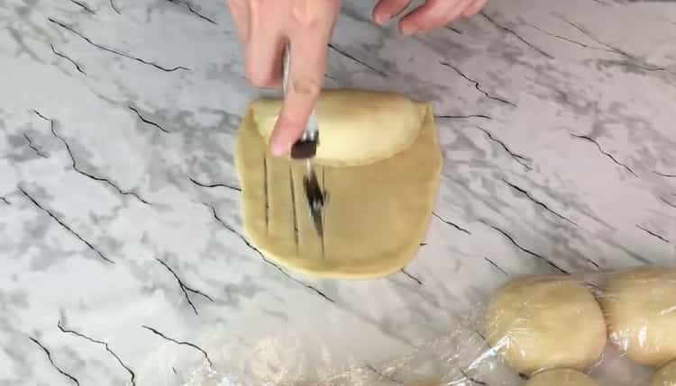 Para preparar un bollo de levadura con crema pastelera, coloque la masa en el medio