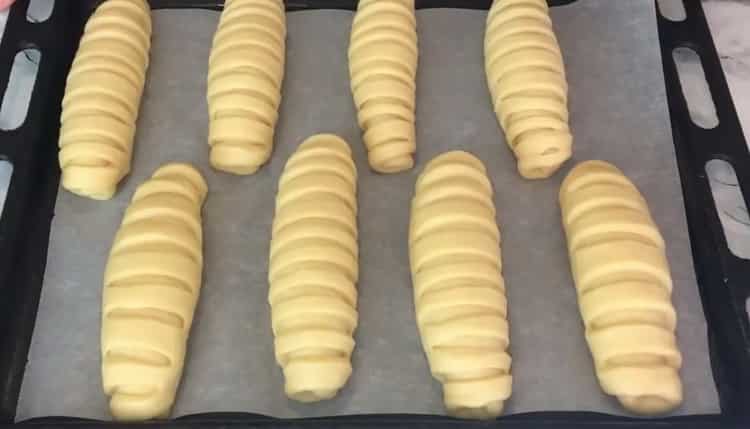 Precaliente los rollos de levadura con crema pastelera