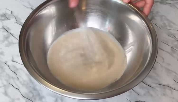 Para hacer los bollos de crema de levadura, haga una masa