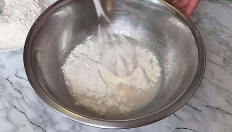 Tamizar la harina para hacer un bollo de crema pastelera.