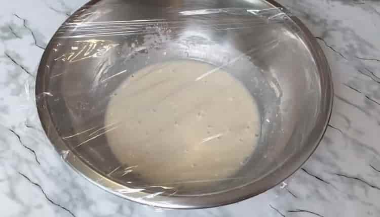 Para preparar los bollos de crema de levadura, prepare la masa