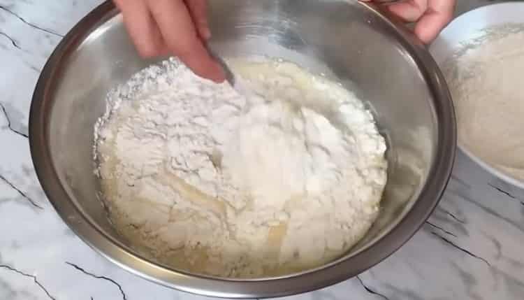 Tamizar la harina para hacer un bollo de crema pastelera.