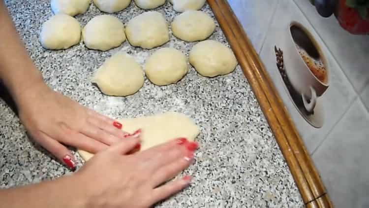 Rouler la pâte pour faire des petits pains au raisin