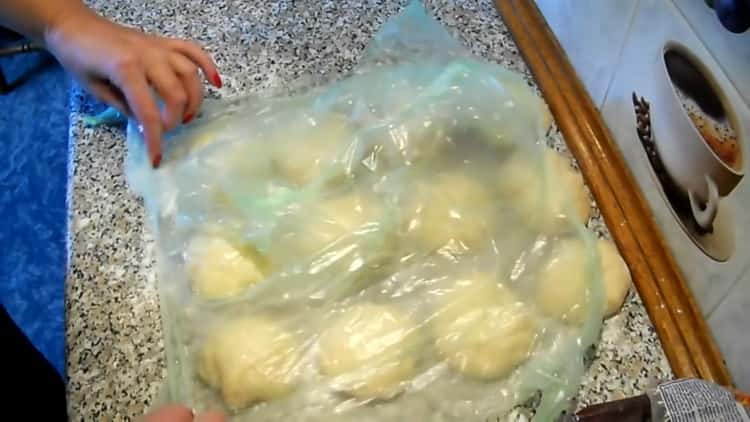 Pour faire des petits pains au raisin, placez la pâte sous un film