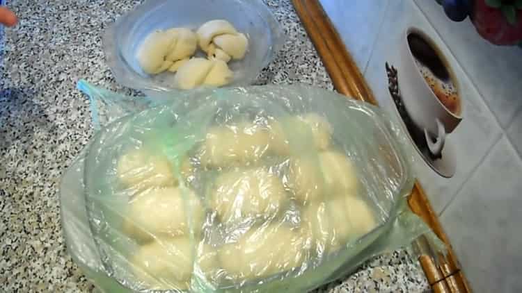 To make raisin rolls, let the dough lie down