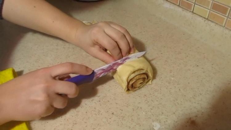 Para hacer rollos de canela y mantequilla, corte el rollo