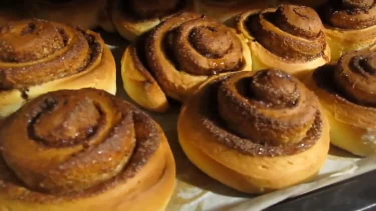 Cinnamon rolls and sugar: a step by step recipe with photos