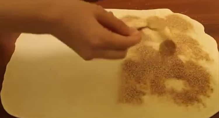 Pour faire des petits pains, mettez du sucre sur la pâte