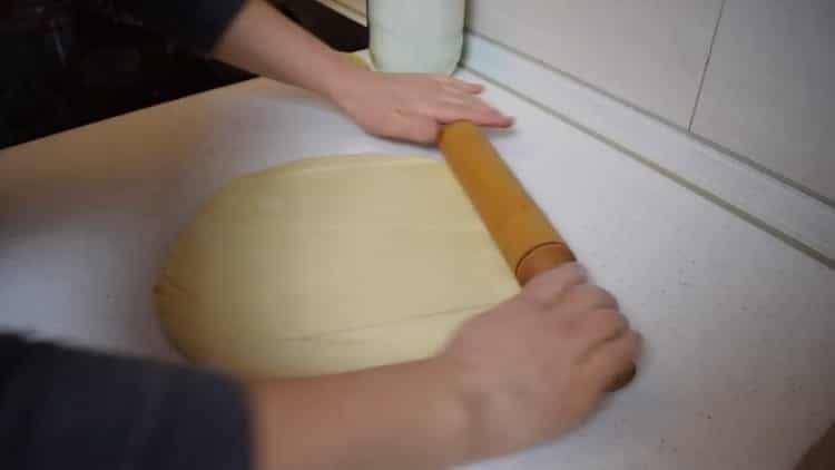 Pour faire des brioches à la cannelle, étaler la pâte