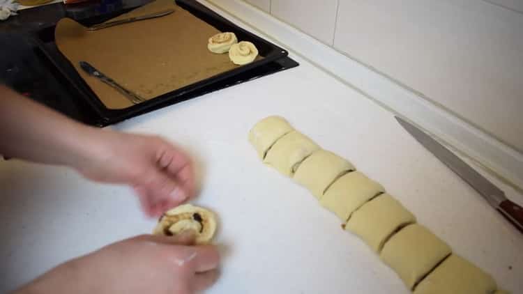 Para preparar panecillos de canela y hojaldre, prepare una bandeja para hornear