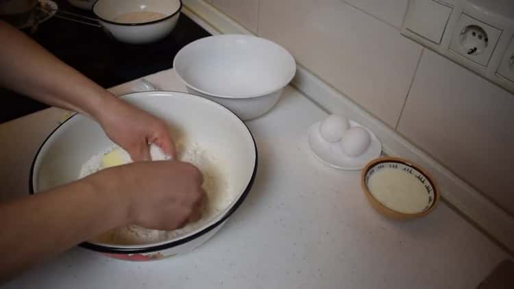 Préparez les ingrédients pour faire des brioches à la cannelle et à la cannelle.