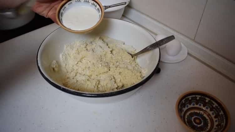 Para hacer bollos de canela y hojaldre, agregue la crema agria