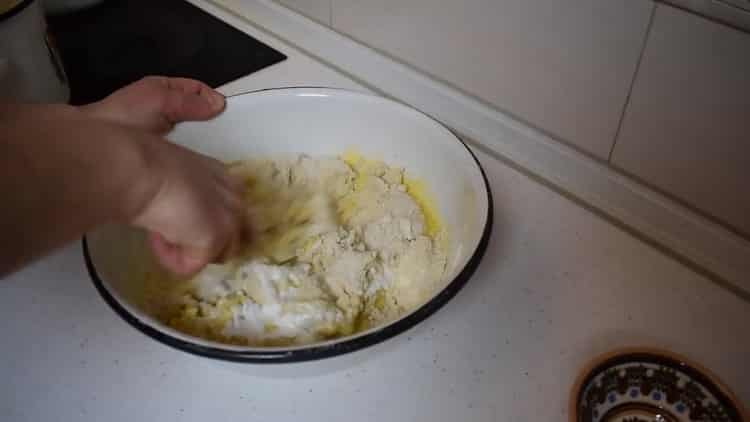 Pour faire des brioches à la cannelle, mélangez les ingrédients.