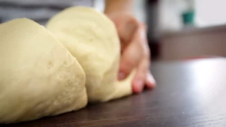 Pour faire des petits pains aux graines de pavot, coupez la pâte
