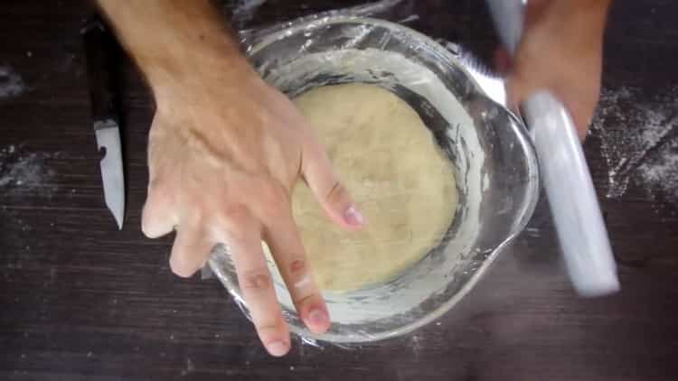 Pour faire des petits pains aux graines de pavot, mettez la pâte sur la pâte
