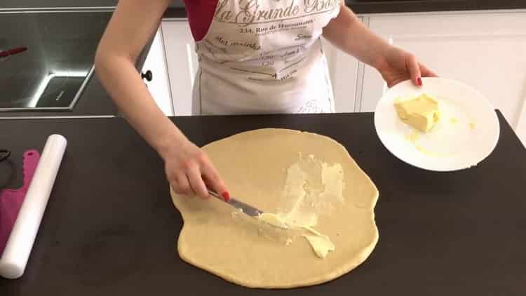 Pour faire des brioches de levure avec des graines de pavot, huilez la pâte