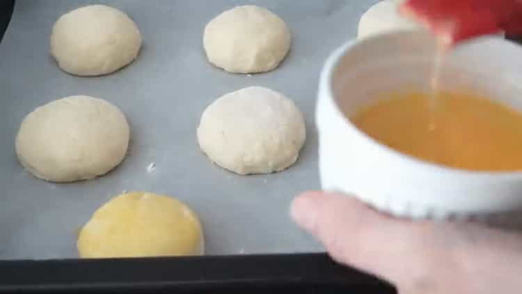 Pour cuire des petits pains avec du fromage cottage, les graisser avec un oeuf