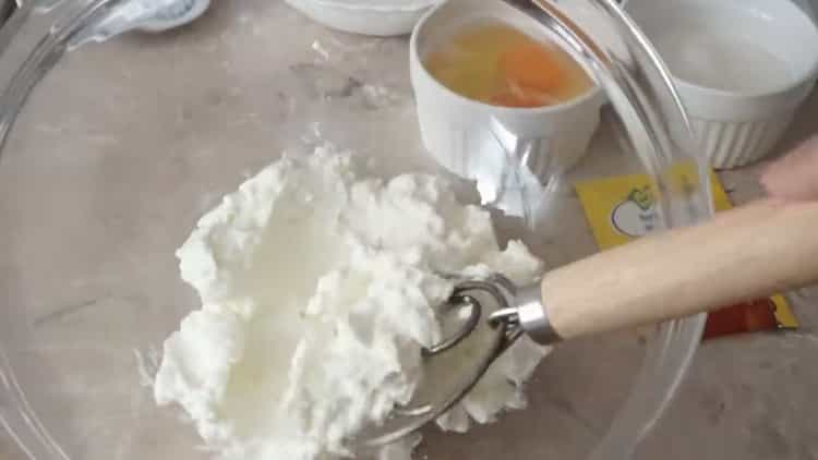 Pour faire des petits pains au fromage blanc, préparez les ingrédients