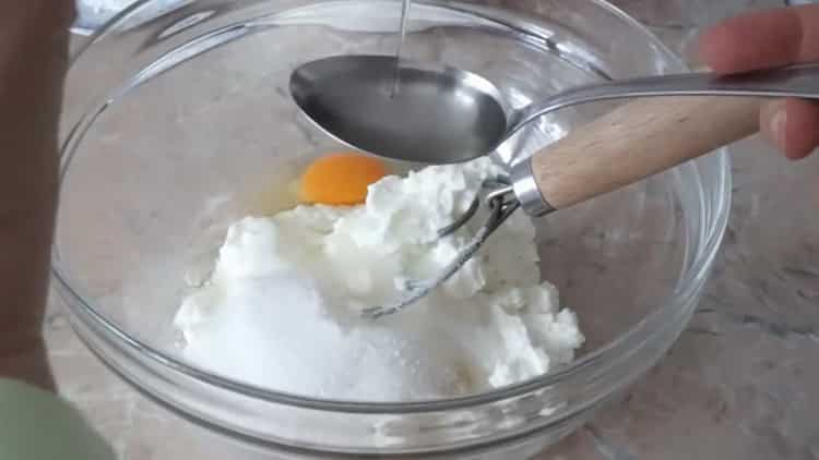 Mélanger les ingrédients pour les rouleaux de fromage cottage.