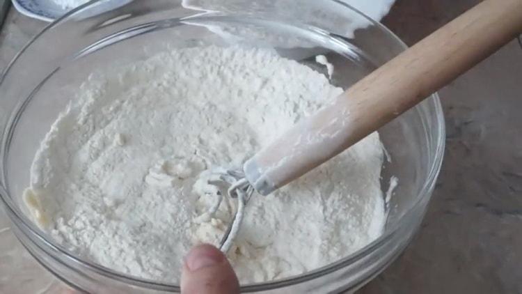 Tamiser la farine pour faire des rouleaux de fromage cottage