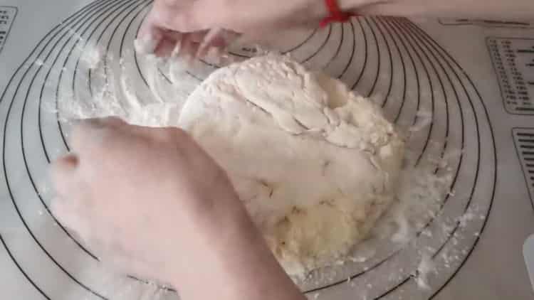 Pétrir la pâte pour faire des rouleaux de fromage cottage