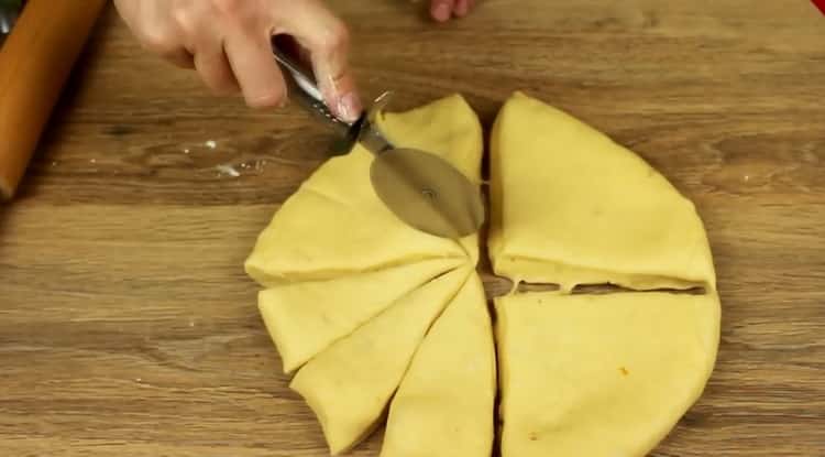 To make buns with cottage cheese from yeast dough, divide the dough