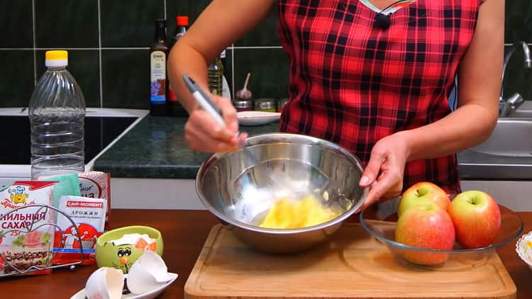 Umutite jaja da napravite štapiće od jabuka