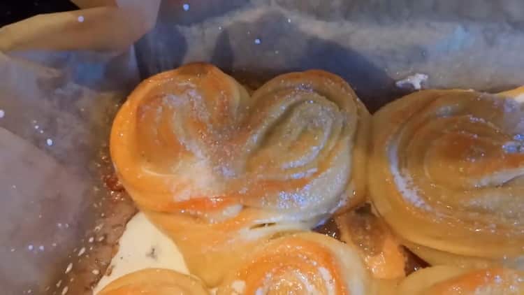 How to learn how to cook delicious heart buns with sugar