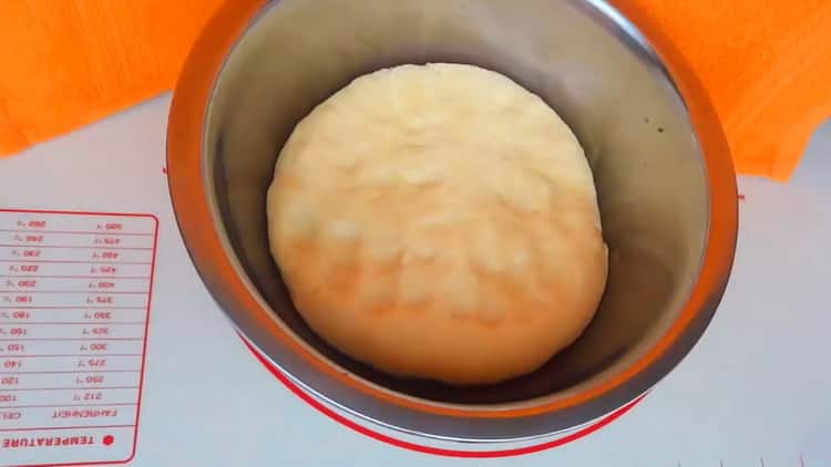Knead the dough to make heart buns with sugar