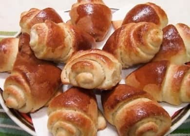 How to learn how to make delicious buns with sugar from yeast dough