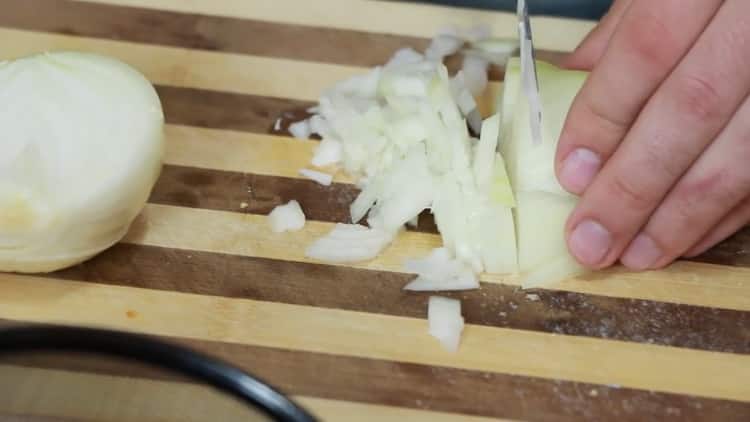 Para hacer un sándwich de atún, pica la cebolla