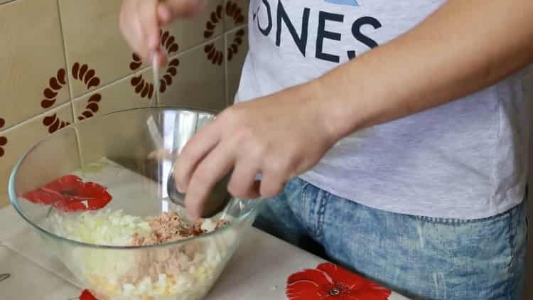 Para hacer un sándwich de atún, mezcle los ingredientes.