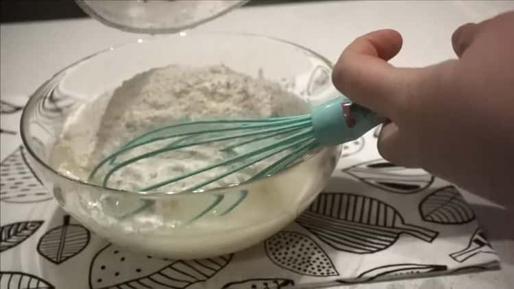 Tamiser la farine pour faire un petit gâteau