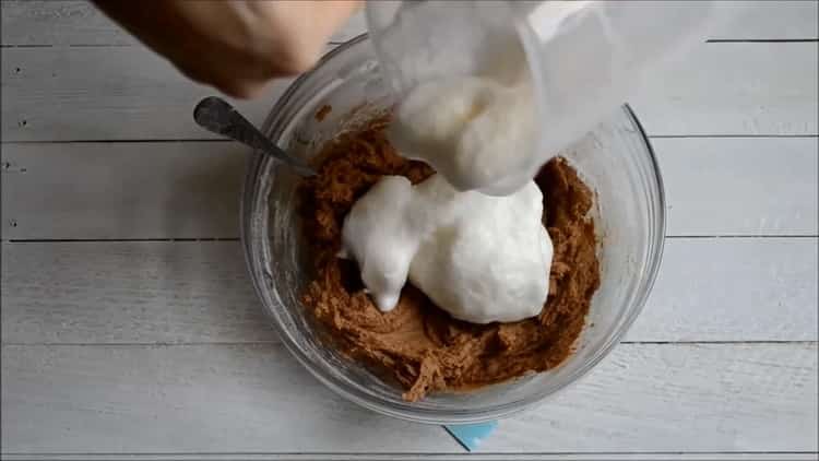 Combinez les ingrédients pour faire un petit gâteau au four