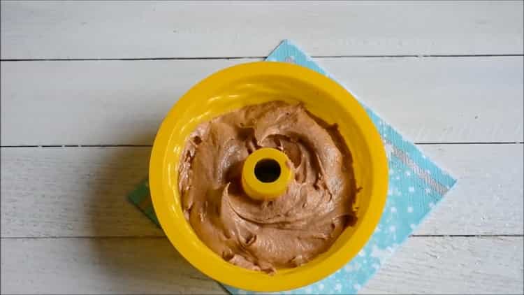 Para preparar un cupcake rápido en el horno, coloca la masa en el molde
