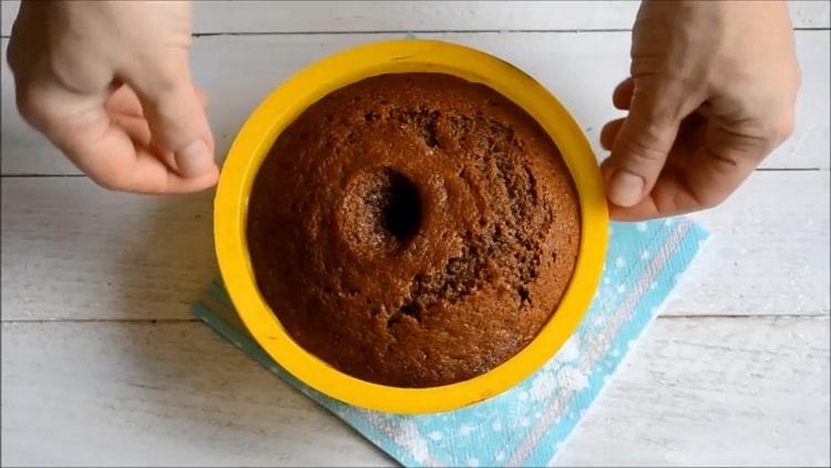 Un petit gâteau au four selon une recette pas à pas avec une photo