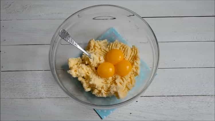 Agregue los huevos para hacer un pastelito rápido en el horno.